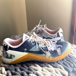 nike metcons camo grey